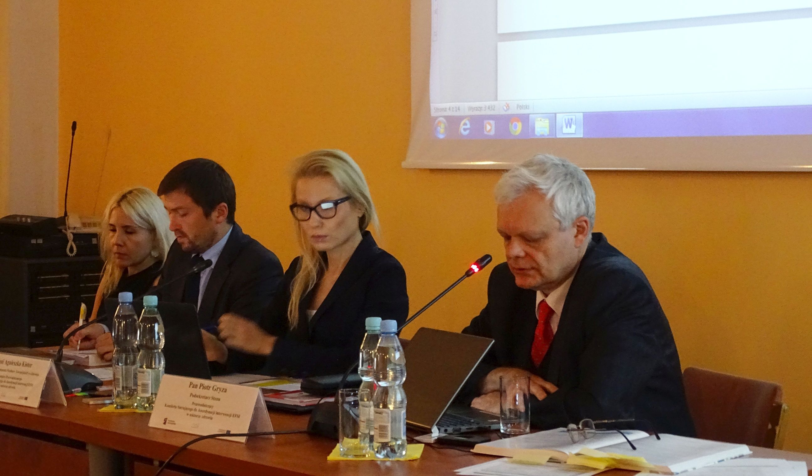 Na zdjęciu osoby prowadzące posiedzenie komitetu