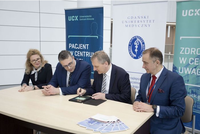 Na zdjęciu Wiceminister Król podpisujący z Beneficientem umowę o dofinansowanie projektu