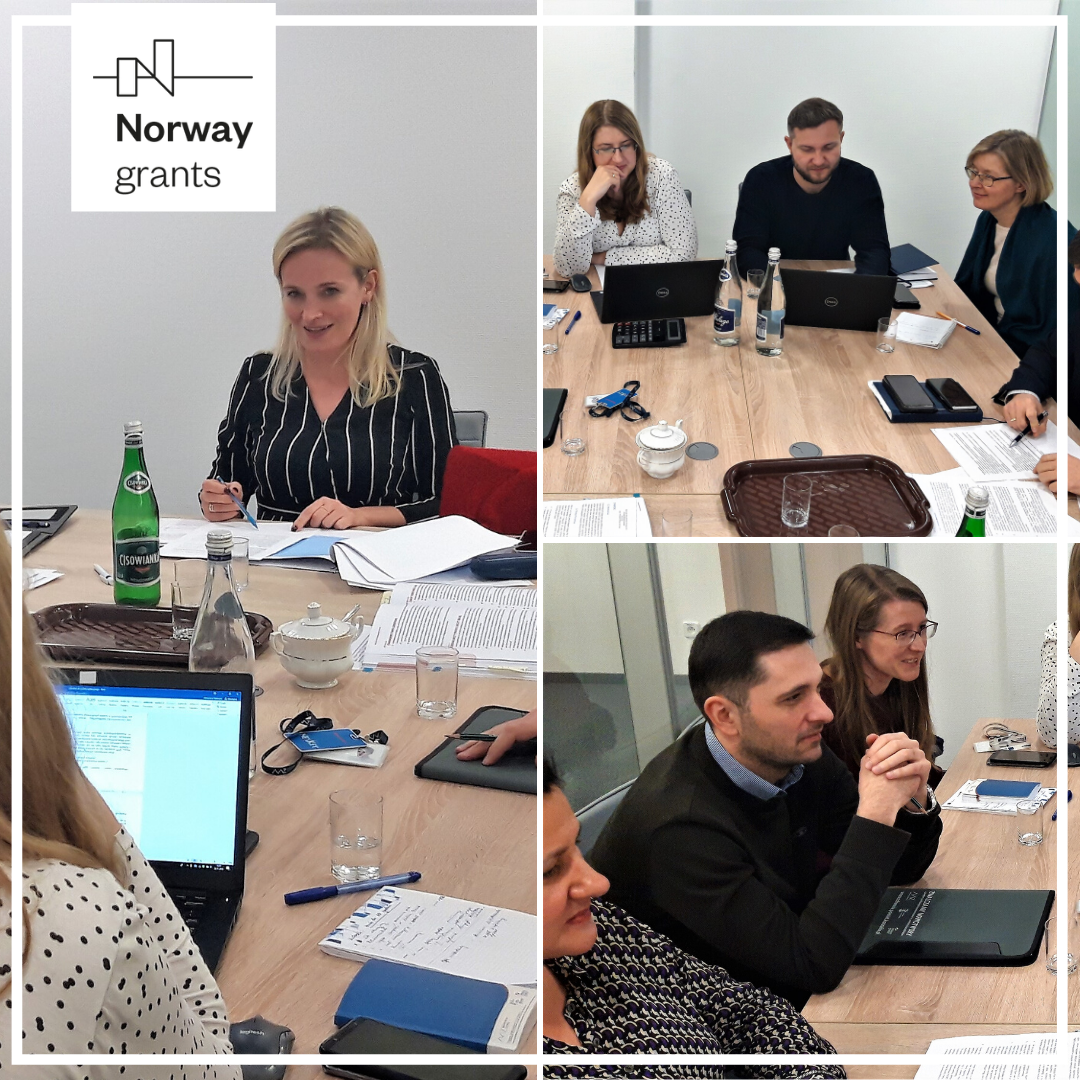 Obraz złozony jest z kolażu zdjęć ludzi siedzących na spotkaniu.