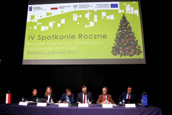 Na zdjęciu przedstawiciele Komisji Europejskiej i Ministerstwa właściwego do spraw rozwoju regionalnego.